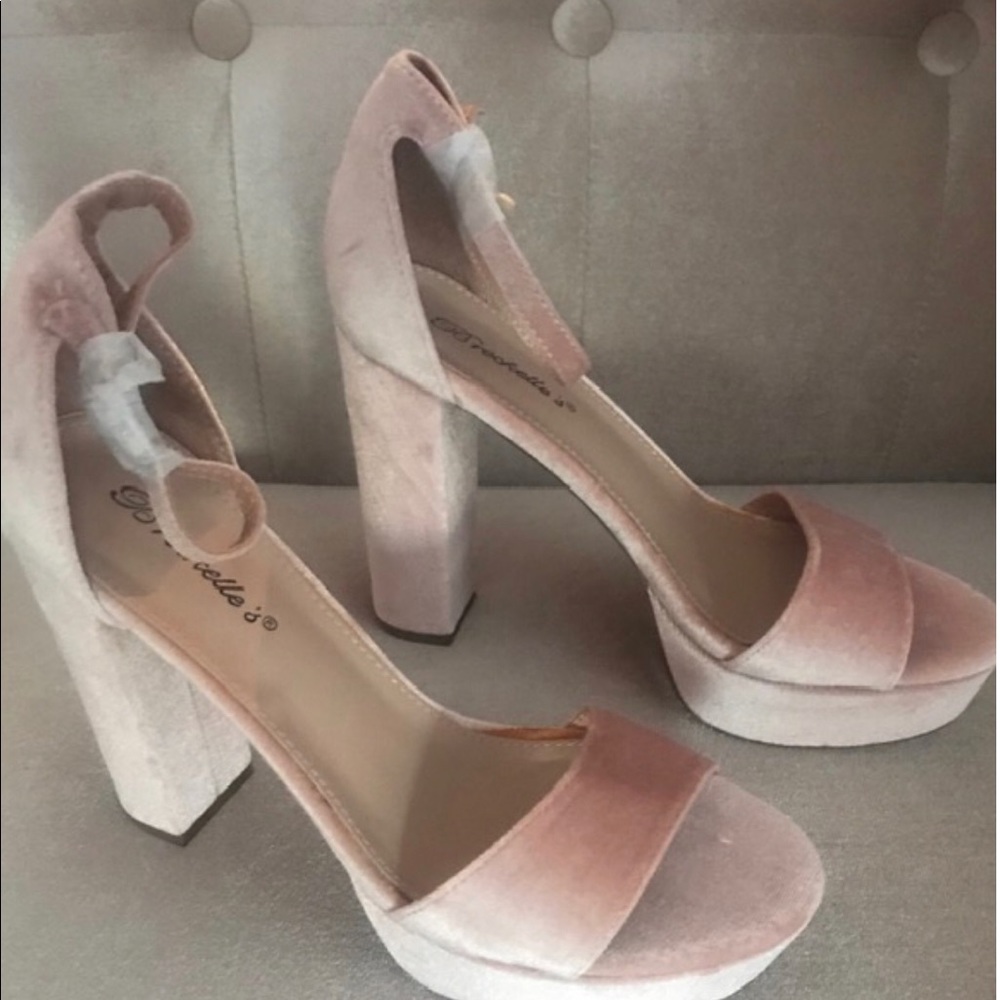 BLUSH VELVET SANDAL. 1 3/4 Platform 5” Block Heal.💕
size 8 1/2